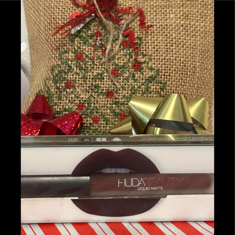 Limited Edition Huda Beauty Lip Gloss in Vixen